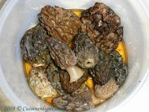 Cuisses de poulet au four, sauce aux morilles