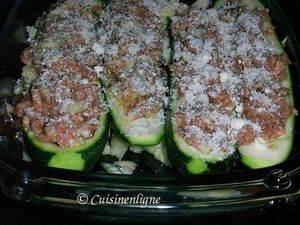 Saupoudrer les courgettes de parmesan