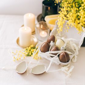 Cylindre avec Oeuf de Pâques au Chocolat Noir et avec Surprise by