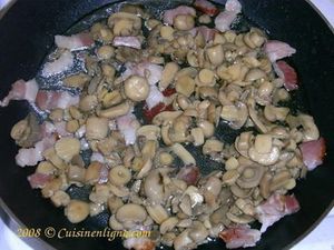 Poulet aux champignons, au lard et aux épices