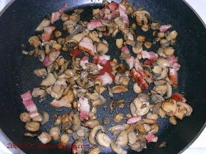 Poulet aux champignons, au lard et aux épices