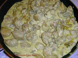 Poulet aux champignons, au lard et aux épices